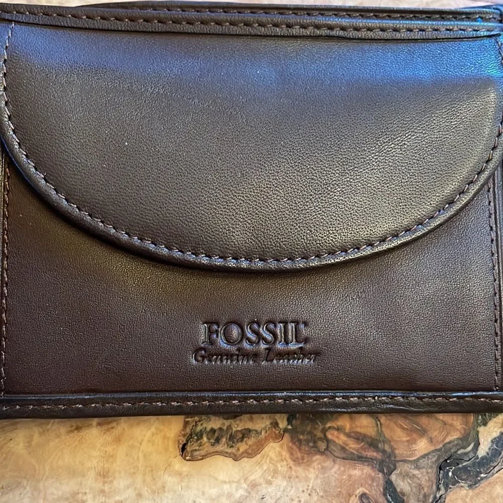 Fossil Mens Leather Bi-Fold Wallet with Change Compartment